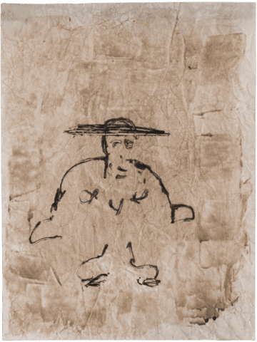 Disegno a inchiostro nero su carta marrone spiegazzata, raffigurante una figura nuda accovacciata con grandi braccia aperte, capezzoli marcati e un cappello largo che ne accentua l’aspetto grottesco.
