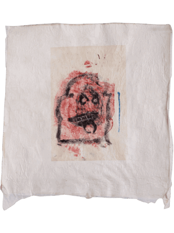Grande foglio bianco spiegazzato con al centro un piccolo riquadro rosato che contiene un volto grottesco, tracciato in nero e rosso, con bocca spalancata e lingua o fallo che fuoriesce.