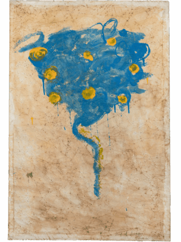 Macchia astratta blu intensa a forma di nuvola o vagina capovolta, al centro del foglio beige screpolato, punteggiata da piccoli cerchi gialli e con una lunga colatura blu-gialla che scende verso il basso come una coda.