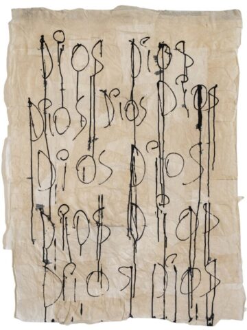 Foglio di carta chiara spiegazzata su cui la parola “Dios” è ripetuta più volte in verticale con inchiostro nero, in una calligrafia allungata e colante che trasforma le lettere in segni filiformi simili a steli o colonne.