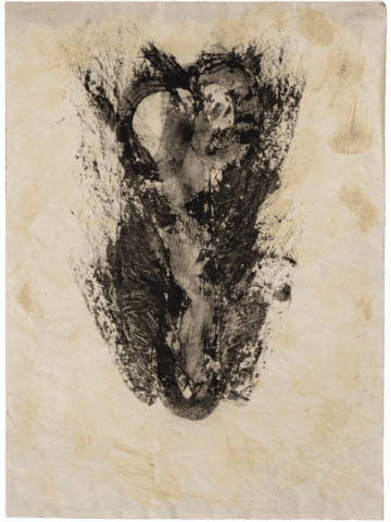 Impronta astratta nera su fondo avorio che forma una grande sagoma verticale allungata, simile a una vulva o a un cuore capovolto, con bordi sfrangiati che si aprono verso l’alto.