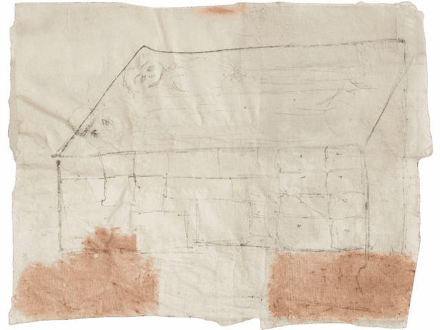 Disegno leggerissimo a matita su tessuto chiaro che raffigura una casa rettangolare con tetto spiovente, muri a riquadri e due macchie di colore terra ai lati inferiori, come zolle di terreno.