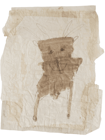 Disegno su carta spiegazzata raffigurante una creatura ibrida marrone, dal corpo tozzo e quadrangolare su quattro zampe sottili, con volto umanoide sorridente e lunghe antenne o orecchie che si proiettano verso l’alto.