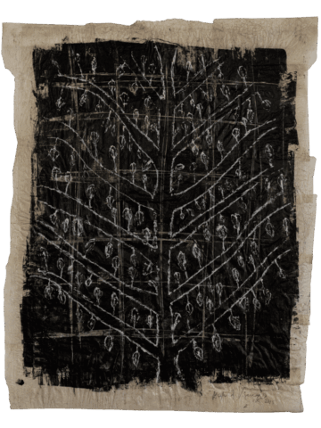 Opera astratta con un grande rettangolo nero al centro, su cui è tracciato in bianco un albero stilizzato dai rami geometrici, ricoperto da molte piccole forme ovali, il tutto su un foglio di carta beige stropicciata.