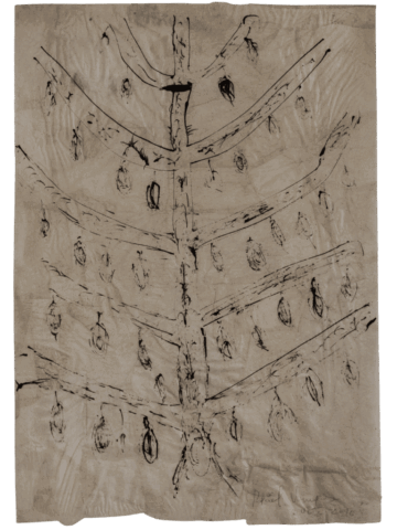 Disegno monocromatico di un albero stilizzato su carta beige spiegazzata, con rami orizzontali e piccole forme ovali scure appese lungo tutta la struttura.
