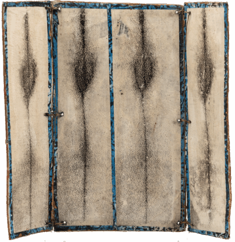 Struttura a trittico verticale con quattro pannelli rettangolari affiancati, uniti da legacci metallici, su cui compaiono forme scure e allungate a goccia centrale che si ripetono come ombre vaginali su fondo chiaro, bordate da una cornice stretta blu marezzata.