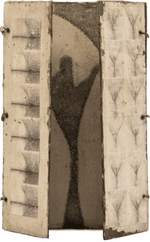 Piccolo altare-astuccio verticale con due sportellini laterali aperti che rivelano al centro una grande forma scura allungata, simile a una vulva o a un fallo stilizzato, mentre sulle ante compaiono serie di impronte ripetute in bianco e nero, a sinistra orizzontali e a destra a “Y” rovesciate.