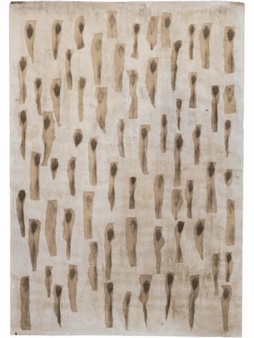 Grande foglio verticale chiaro, coperto da una fitta costellazione di forme allungate beige con un nucleo scuro centrale, disposte in file irregolari come una moltitudine di tulipani stilizzati o vulve viste frontalmente.