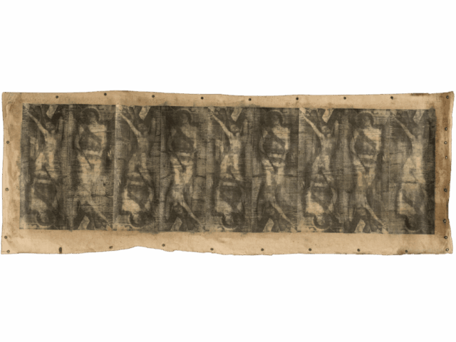 Lungo stendardo orizzontale color pelle, bordato da occhielli metallici, al cui centro si ripete in sequenza una figura scura e sfocata di corpo nudo in torsione, come un film di estasi erotico‑sacrale stampato su tessuto.