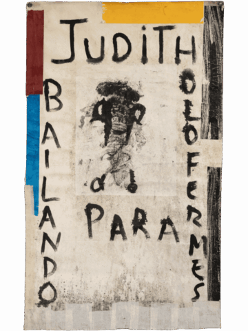 Stendardo verticale con grandi scritte nere “JUDITH BAILANDO PARA OLOFERMES” attorno a una figura centrale scura e tremolante che sembra una donna danzante, su fondo chiaro segnato da campiture rosse, gialle, blu e nere ai bordi.