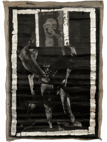 Dipinto verticale quasi interamente nero, con una figura femminile frontale scomposta entro un rettangolo bianco irregolare, il volto sorridente e coronato che emerge nella parte alta, come un’icona di Santa Maria distorta e inquietante.