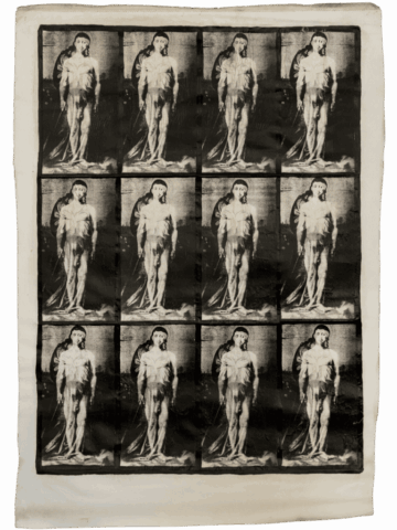 Foglio bianco con una griglia di dodici immagini in bianco e nero identiche: una figura androgina nuda, frontale, con pene visibile, sovrapposta a un’icona sacra sullo sfondo, disposte come un contatto fotografico.