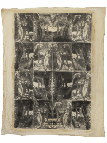 Grande stampa in bianco e nero composta da una griglia di immagini specchiate, in cui una figura femminile rinascimentale si alterna a forme distorte e simmetriche che ricordano corpi e vulve fiammeggianti.
