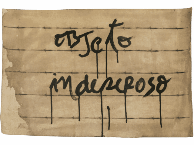 Scritta nera “objeto indeseroso” a mano libera su grande fondo beige segnato da sottili linee orizzontali e colature d’inchiostro che scendono dalle lettere.