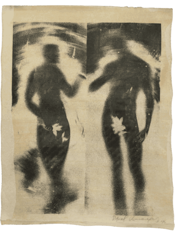 Due figure nude in controluce, stampate in bianco e nero su fondo giallo spento, una frontale e una di schiena, con una foglia chiara a coprire il pube in entrambe le sagome.