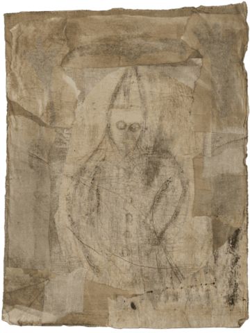 Disegno evanescente di un papa fantasma con mitra appuntita e occhi scuri, tracciato a matita su un collage di carte e tessuti beige sovrapposti e consumati.