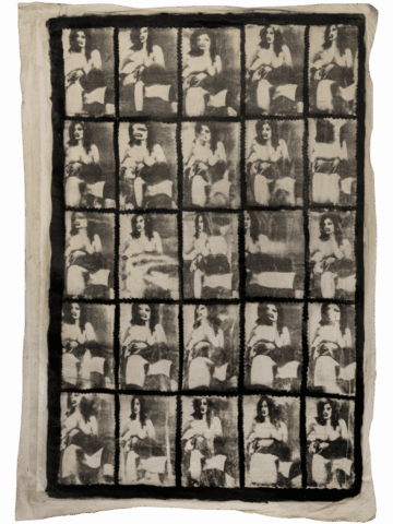 Grande griglia in bianco e nero di ventiquattro riquadri, ognuno con la stessa donna seminuda seduta, ripresa come in un contatto fotografico, con variazioni minime di espressione e posizione delle mani.