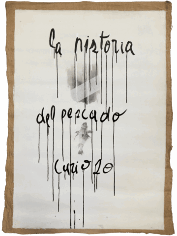 Grande foglio con bordo di tela grezza e, al centro, la frase “La historia del pescado curioso” scritta in nero con lunghe colature verticali, accompagnata da una piccola impronta di vulva in alto e da un pesce in scala grigia al centro.