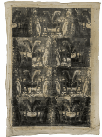 Grande tela verticale in bianco e nero che ripete a griglia la stessa scena barocca: figure femminili con abiti riccamente decorati e cappelli piumati si moltiplicano e si specchiano, creando un pattern quasi astratto.