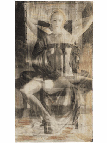 Immagine sovrapposta in toni seppia e grigi di una figura femminile seduta frontalmente su una sedia, con le braccia sollevate e le gambe divaricate, resa come una Madonna velata che lascia intravedere un corpo nudo sottostante.