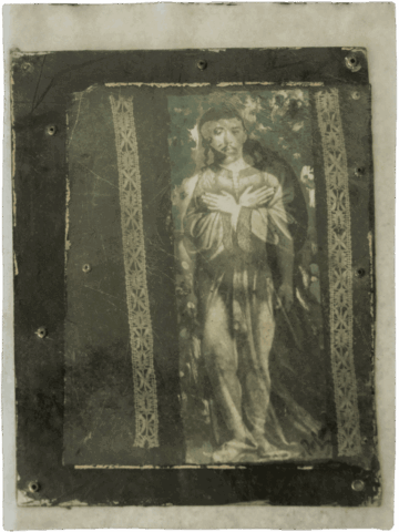 Immagine in toni verdi e grigi di una figura sacra frontale, simile a un Cristo o santo, avvolta in un mantello che lascia scoperte le gambe nude, incorniciata da due bande laterali come merletti su un fondo scuro consumato.