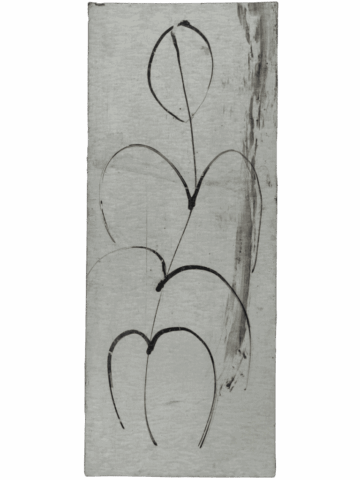 Disegno minimalista in bianco e nero su fondo grigio chiaro con un unico stelo sottile verticale da cui si dipartono tre grandi coppie di archi aperti, simili a cuori o natiche sovrapposte, sormontati da un bocciolo ovoidale.