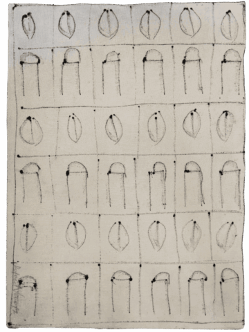 Grande griglia disegnata su tessuto chiaro con file alternate di piccoli simboli lineari: una riga di vulve stilizzate a mandorla seguita da una riga di falli schematici, ripetuti in modo seriale su tutta la superficie.
