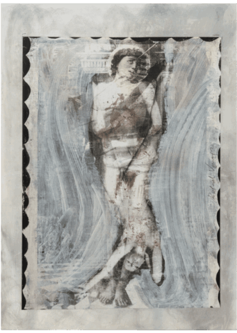 Immagine in bianco e nero di un corpo maschile nudo in piedi, simile a una statua classica, coperta da velature bianche e macchie rosse sanguinolente, incorniciata da un bordo grigio con profilo ondulato nero.