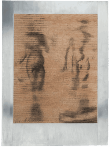 Immagine sfocata in toni seppia di due figure nude appena percepibili su un rettangolo centrale marrone, come impronte fantasma su legno, circondate da una larga cornice metallica grigio-argento.