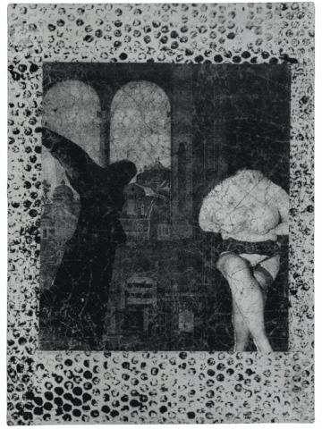 Immagine in bianco e nero di un interno architettonico con archi sullo sfondo, dove a sinistra una grande sagoma scura si protende in avanti e a destra compare il sedere nudo di una figura femminile piegata in avanti con calze e slip abbassati, tutto incorniciato da un bordo a pois neri.