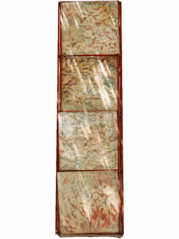 Lampada verticale stretta e alta, composta da quattro pannelli sovrapposti di carta translucida con trama marmorizzata verde-rossa, inseriti in una sottile struttura rettangolare di metallo rosso.