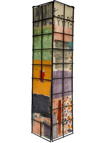 Alta lampada a colonna con struttura in metallo nero a griglia, rivestita da pannelli di carta translucida in collage di rettangoli colorati – verde, giallo, viola, arancione, motivi a righe e macchie – con in alto una fascia chiara su cui corre una linea nera disegnata.