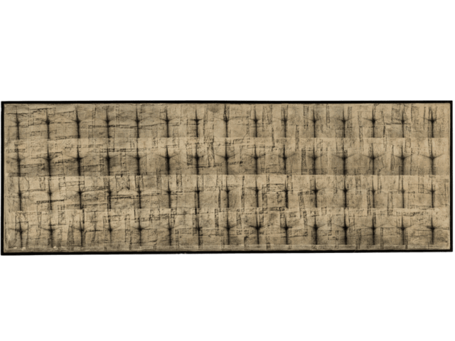 Grande tela orizzontale con una fitta griglia di forme nere ripetute su fondo beige-grigiastro, che ricordano vulve o fenditure verticali, creando un pattern ritmico e ipnotico.
