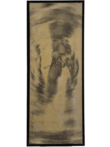 Figura verticale avvolta da vortici di puntini neri su fondo beige, con un nucleo centrale scuro che suggerisce un sesso femminile distorto in un movimento spiraliforme.
