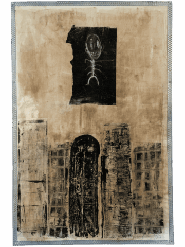 Tela con paesaggio urbano nero su fondo beige, dominato da un grande arco scuro centrale e da edifici squadrati; in alto un riquadro nero mostra un piccolo scheletro bianco dal volto grottesco.