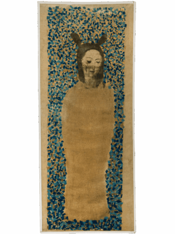 Figura totemica frontale avvolta in un grande manto beige, delimitata da una cornice di piccole tessere blu e ocra; sulla sommità compare una testa con orecchie da cartoon, in un’aura mosaicale.