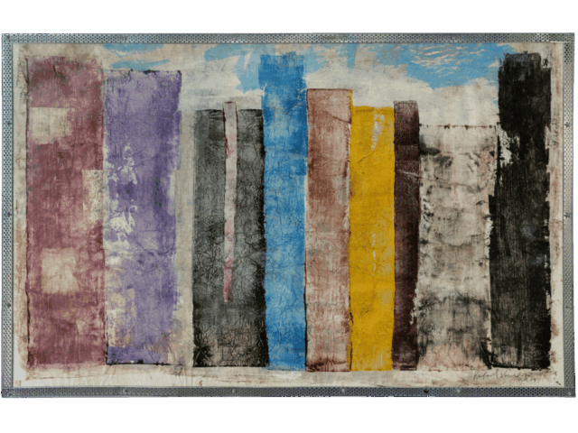 Tela orizzontale con grandi bande verticali di colore, affiancate come pilastri: rosa, viola, grigio, azzurro, ocra, giallo, marrone e nero, su fondo chiaro ruvido.